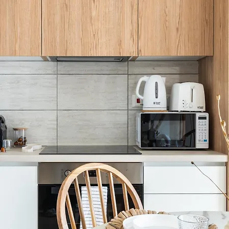 Compass 1-Br Apartment By Makenzy Beach