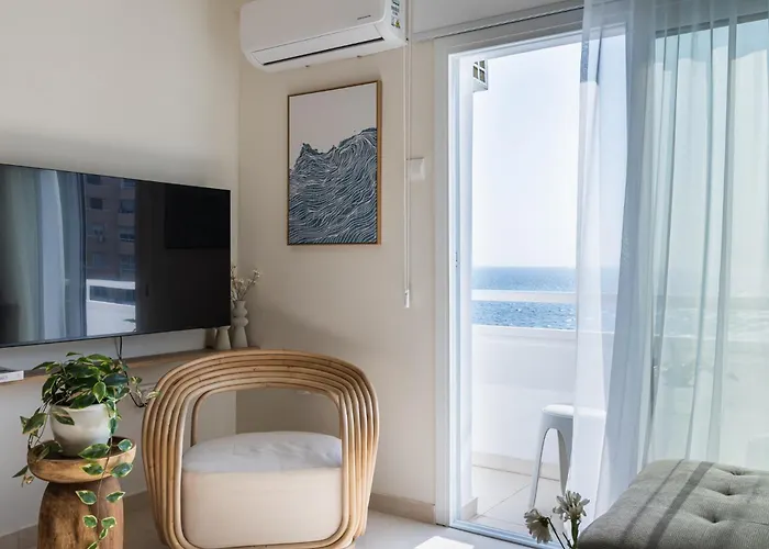 Compass 1-Br Apartment By Makenzy Beach *